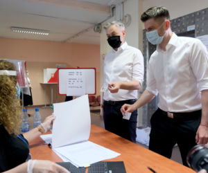 Wybory 2020 Robert Biedroń ze swoim partnerem Krzysztofem Śmiszkiem oddali głosy