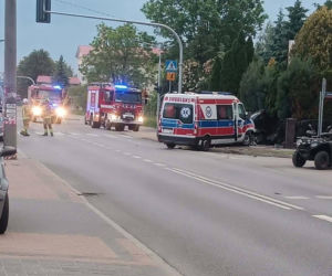 Wypadek w Wiśniewie, zderzenie karetki i osobówki