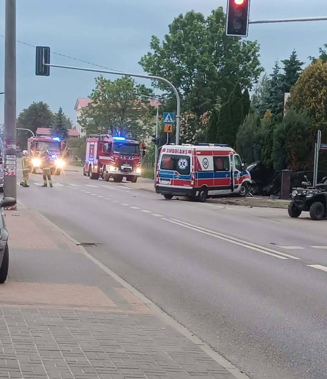 Wypadek w Wiśniewie, zderzenie karetki i osobówki