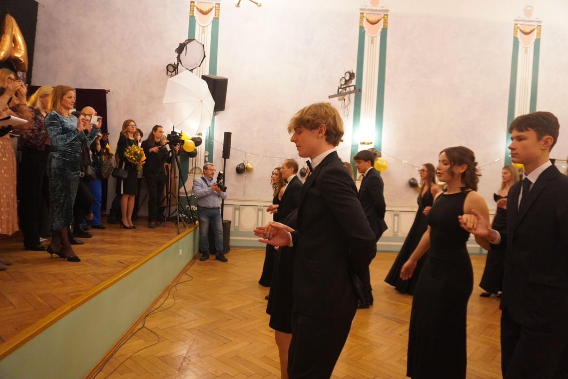 Polonez na Studniówce 2025 w II LO w Poznaniu