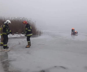 Pies dryfował na krze. Tragedia na jeziorze Lednica