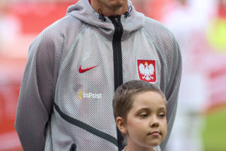 Robert Lewandowski wyprowadzany przez chorą dziewczynkę