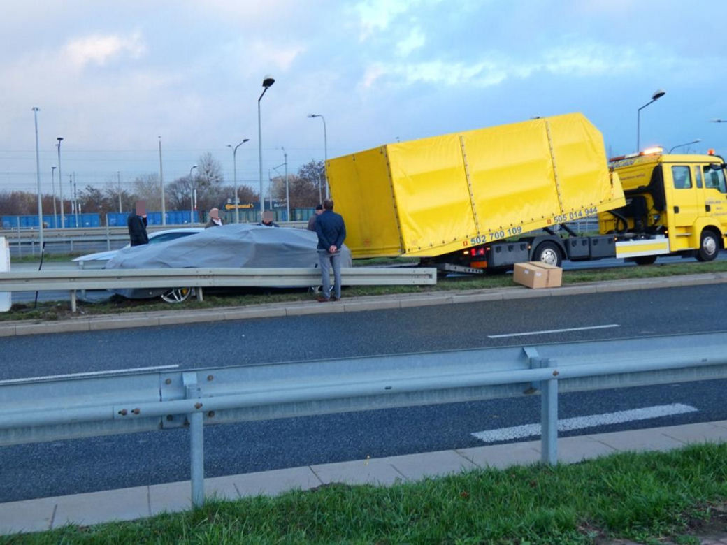 Warszawa, Włochy. Roztrzaskał samochód za 2 miliony złotych. Auto dopiero co wyjechało z salonu!