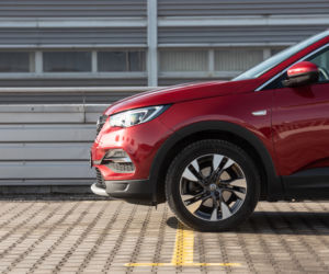 Renault Kadjar TCe 140 FAP vs Opel Grandland X 1.5 Diesel 130 KM Start/Stop AT8