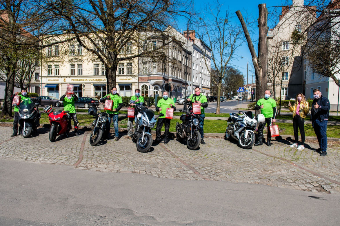 Koronawirus w Trójmieście. Jeżdżą na motorach i pomagają seniorom