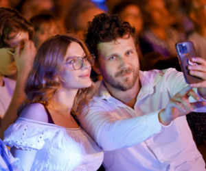 Antoni Królikowski bawi się z córką na śniegu