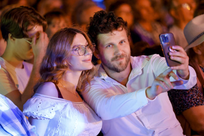 Antoni Królikowski bawi się z córką na śniegu