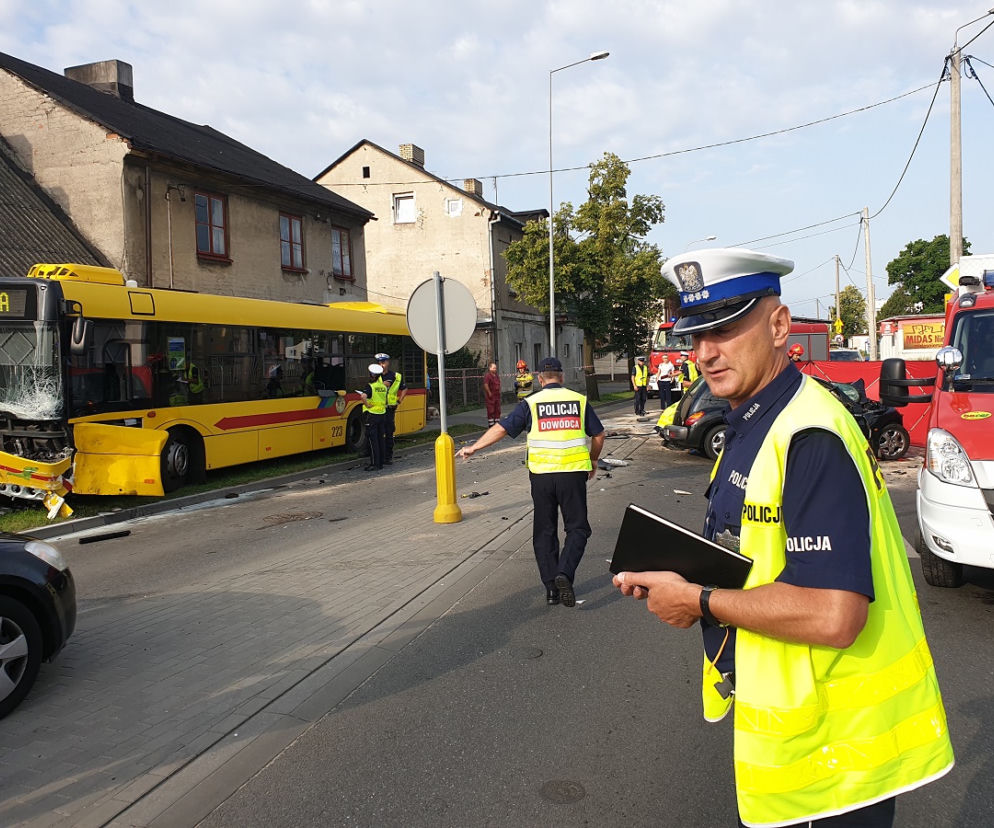 Włocławek: Zderzenie samochodu osobowego z autobusem miejskim! Jedna osoba nie żyje! 