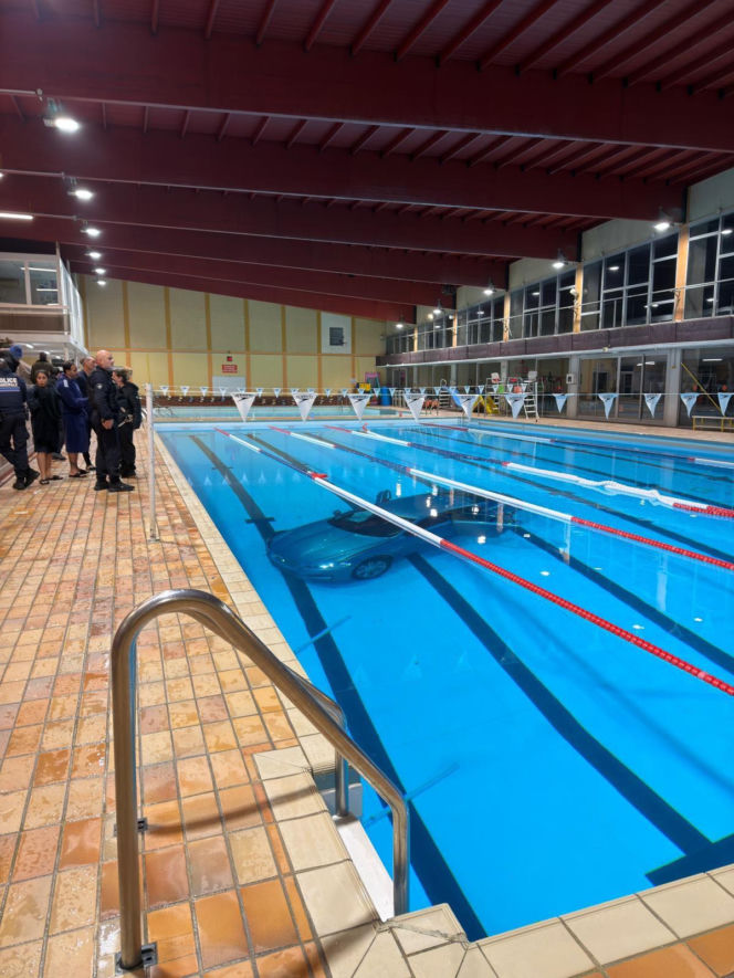 38-latka wjechała autem do basenu na krytej pływalni. W pojeździe była jej 5-letnia córka