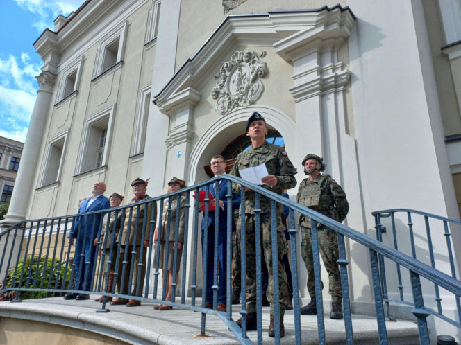 Z Rynku w Lesznie wystartował 7. Rajd na Wschowę. ​Na pamiątkę marszu wojsk w 1939 roku