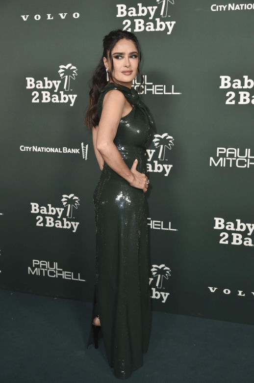 Salma Hayek ma sposób na zimę! Tak 57-latka rozgrzała fanów