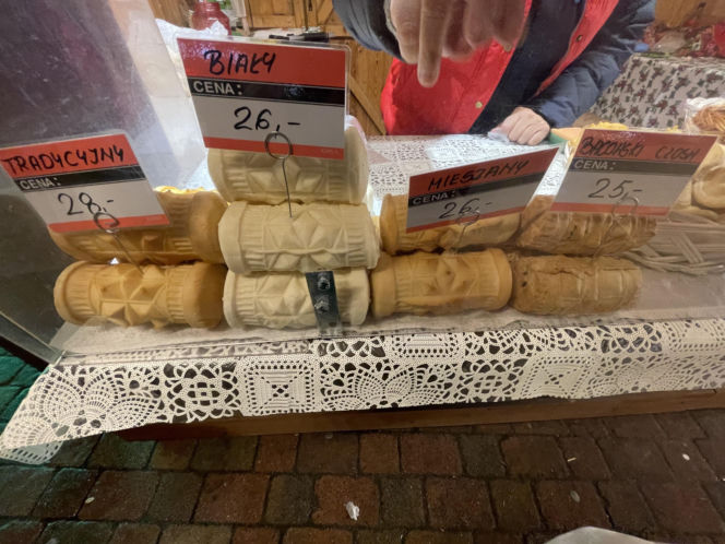 Pokémony, różowe gofry i zaskakujące różnice w cenach. Porównaliśmy łódzkie jarmarki