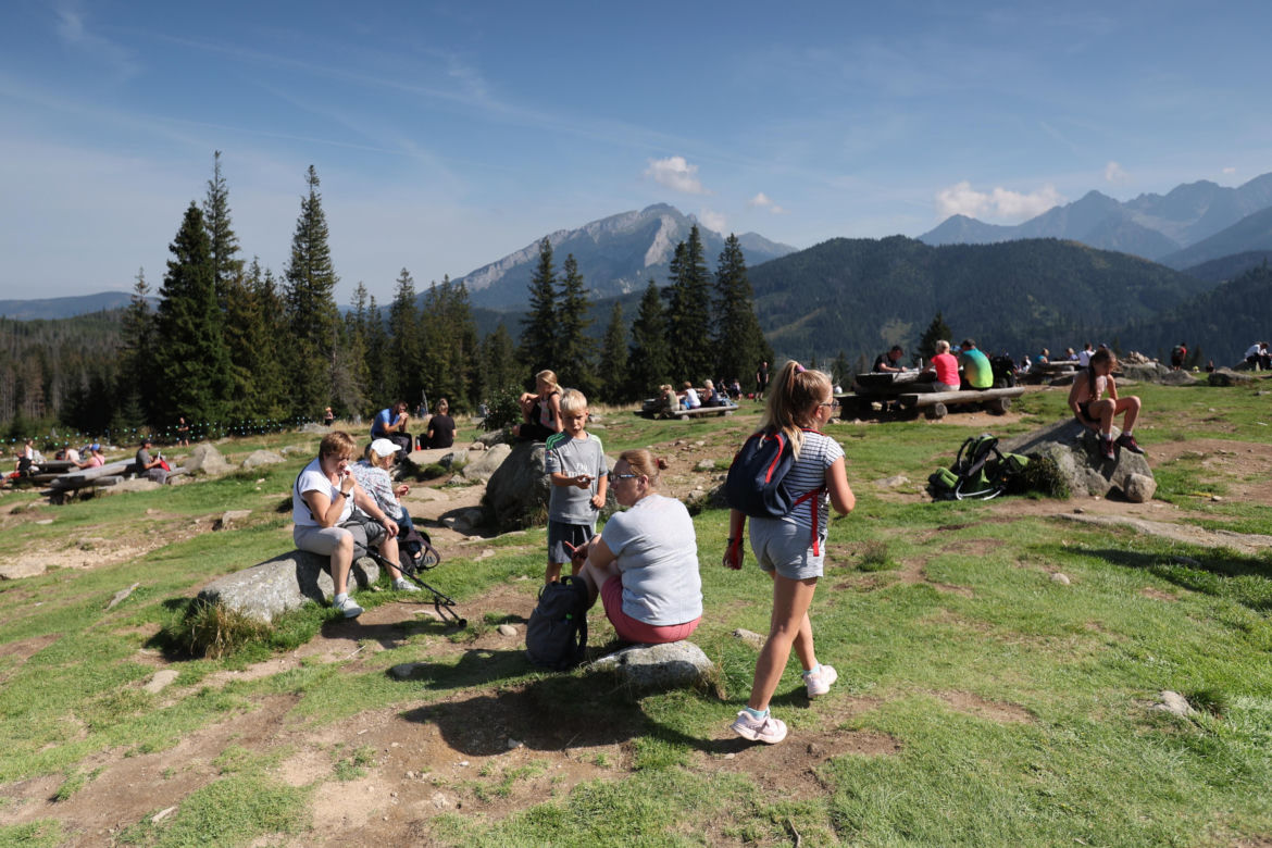 Koniec wakacji, a turyści szturmują Tatry. Na szlakach tłumy