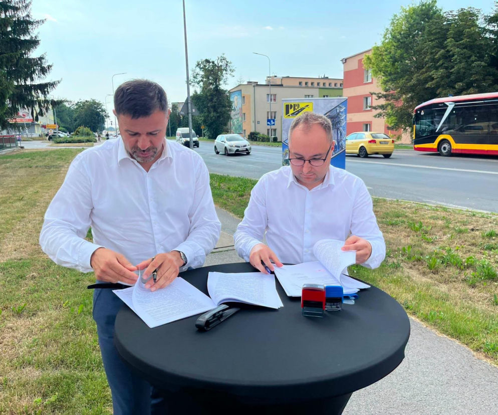 Prezydent Rafał Zwolak i Marcin Basak podpisują umowę przy ul. Peowiaków. O remoncie drogi przeczytasz w Eska Zamość.
