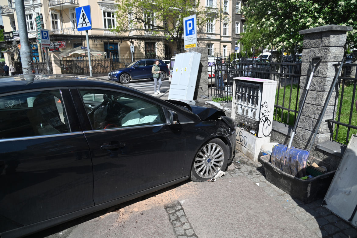 Staranował kontenery i płot i przepadł bez wieści.
