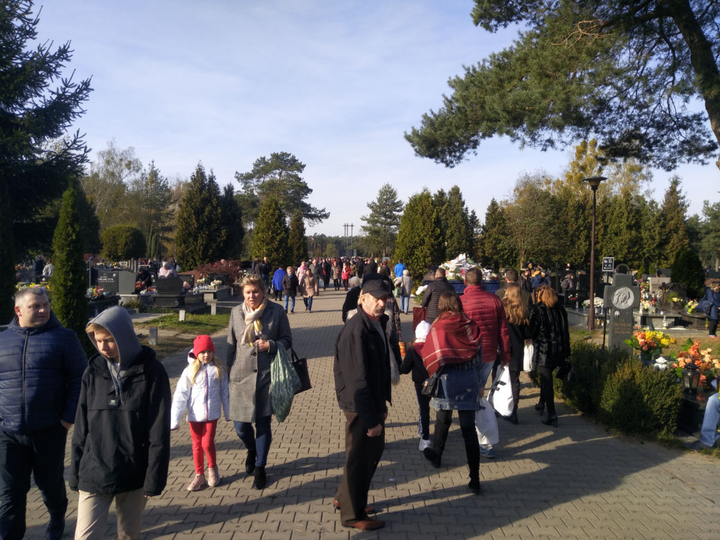 Wszystkich Świętych 2019. Radomianie tłumnie odwiedzili cmentarze [ZDJĘCIA]
