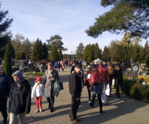 Wszystkich Świętych 2019. Radomianie tłumnie odwiedzili cmentarze [ZDJĘCIA]
