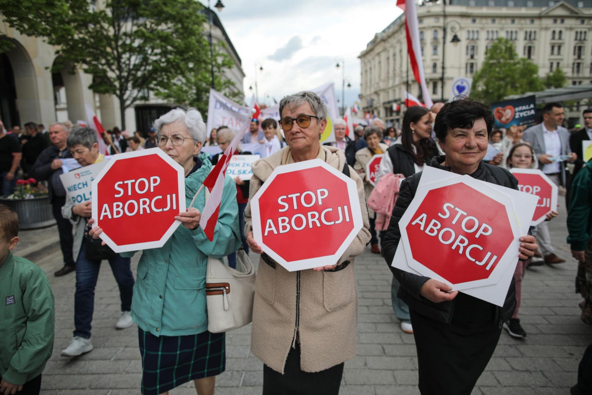 Tysiące ludzi wyszło na ulice Warszawy. Manifestujący wykrzykiwali hasła. Sprzeciwiają się atakom wymierzonym w małżeństwa