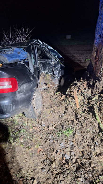 Straszny wypadek przerwał życie młodego kierowcy. 20-latek rozbił się na drzewie!