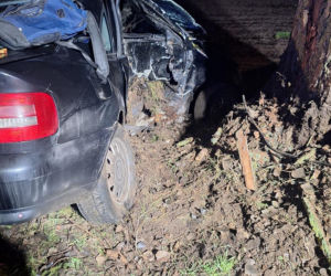 Straszny wypadek przerwał życie młodego kierowcy. 20-latek rozbił się na drzewie!