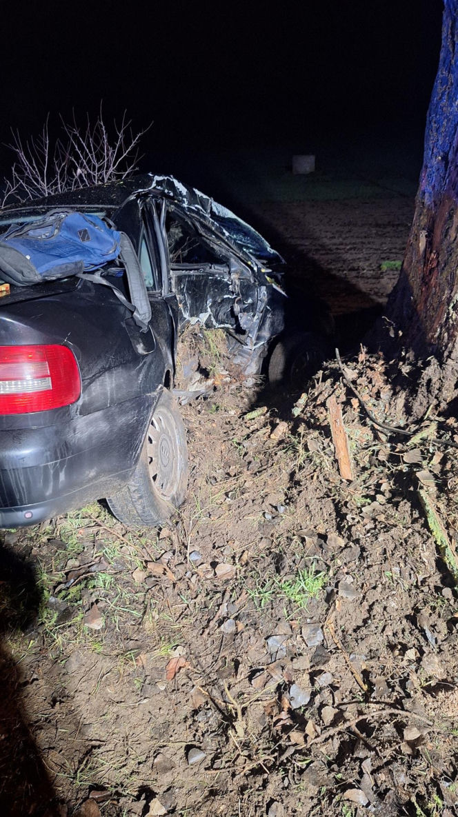 Straszny wypadek przerwał życie młodego kierowcy. 20-latek rozbił się na drzewie!