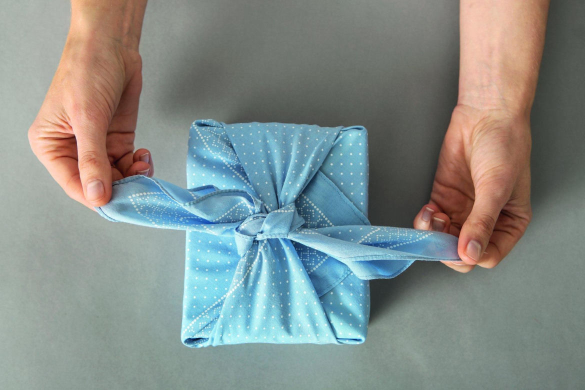 Gwiazdkowe furoshiki – instrukcja wykonania (7)