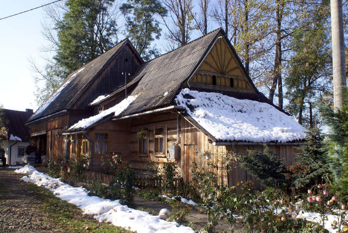 Ta małopolska wieś to żywy skansen. Kilkuset letnie chałupy wciąż zamieszkują mieszkańcy