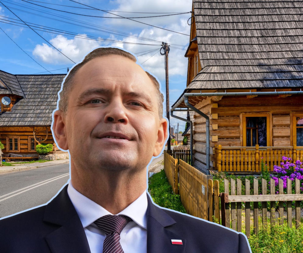 Karol Nawrocki, prezes Instytutu Pamięci Narodowej, na tle tradycyjnych domów wiejskich, symbolizujących zmiany w prawie dotyczące zakupu nieruchomości na wsi. Więcej o tym przeczytasz na Super Biznes.