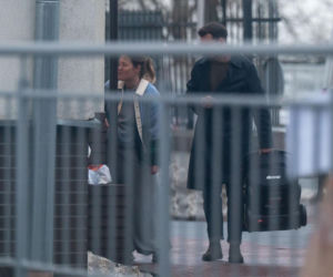 Olga Frycz wychodzi z dzieckiem ze szpitala