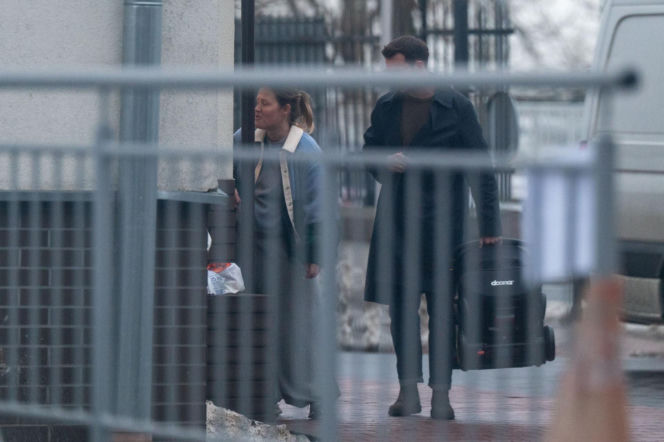 Olga Frycz wychodzi z dzieckiem ze szpitala