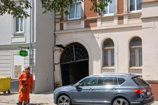 Fragment ściany kamienicy osunął się podczas remontu. Ewakuowano mieszkańców!