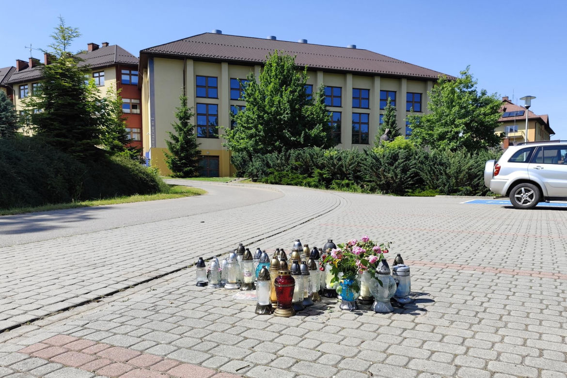 Kolorowe kwiaty i morze łez na pogrzebie Katarzyny z Raby Wyżnej. Zazdrosny mąż zabił ją 10 metrów od domu