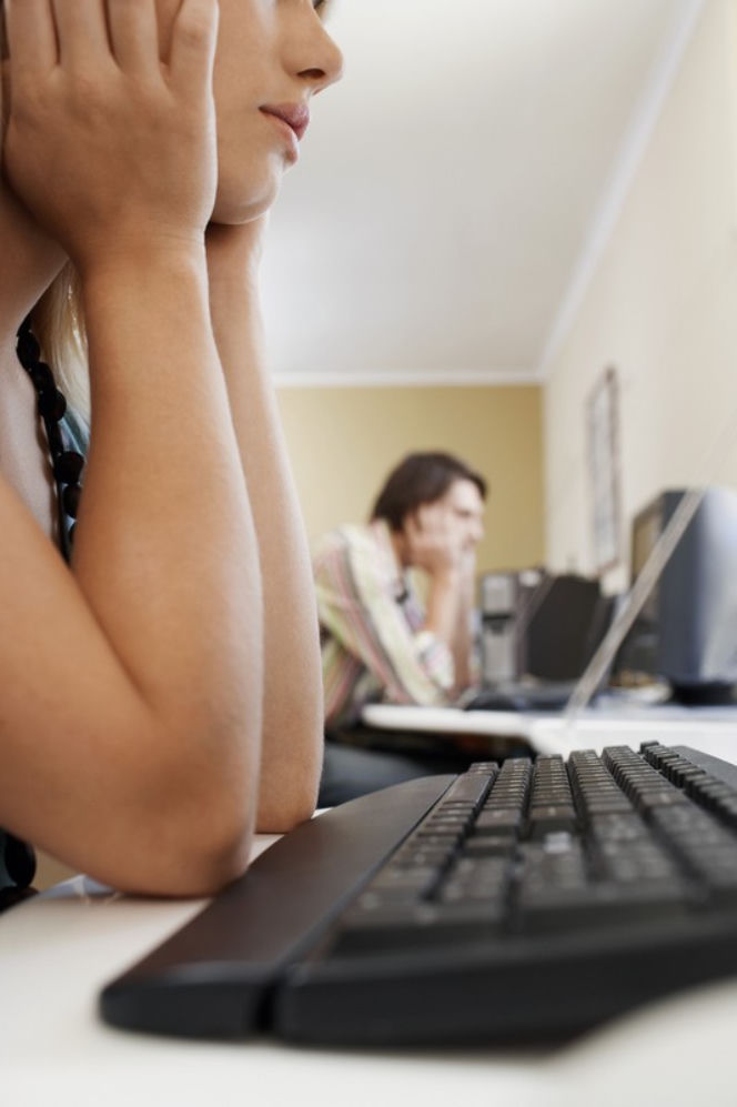 Komputer klawiatura biurko uczeń student