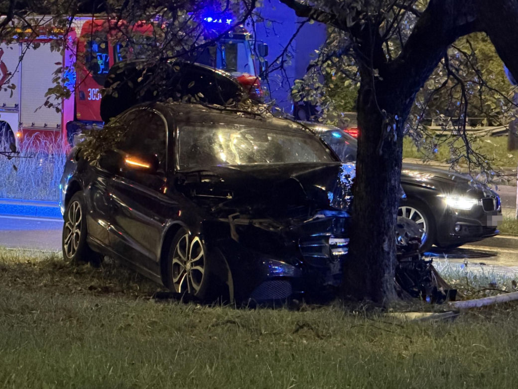 Kierowca Mercedesa pod wpływem wjechał w filar wiaduktu, odbił się i huknął w drzewo