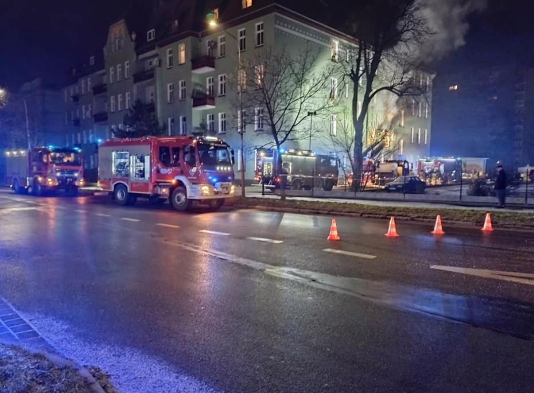 Brzeg: Pożar, śmierć w domu i EWAKUACJA mieszkańców! [ZDJĘCIA]
