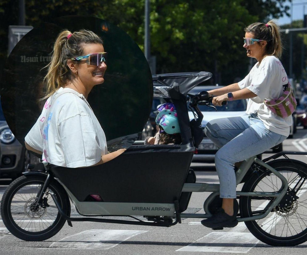 Uśmiechnięta Zofia Zborowska jedzie rowerem cargo z dziećmi. O luksusowym pojeździe przeczytasz na SE.