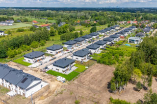  Jak to możliwe, że deweloperzy jeszcze nie zjedli tej zieleni? Wciąż jest sielsko, ale ludzie już się gotują. Głosków