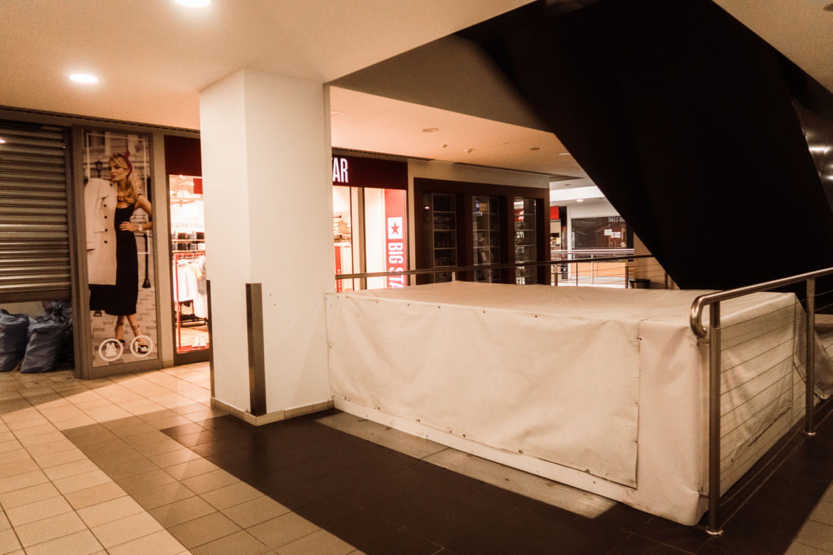 Duże centrum handlowe na sprzedaż. W środku klimat jak z „The Last of Us”