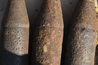 Zatrzymano 22-latka w związku z odnalezioną amunicją i pociskami na posesji w Kozłowie