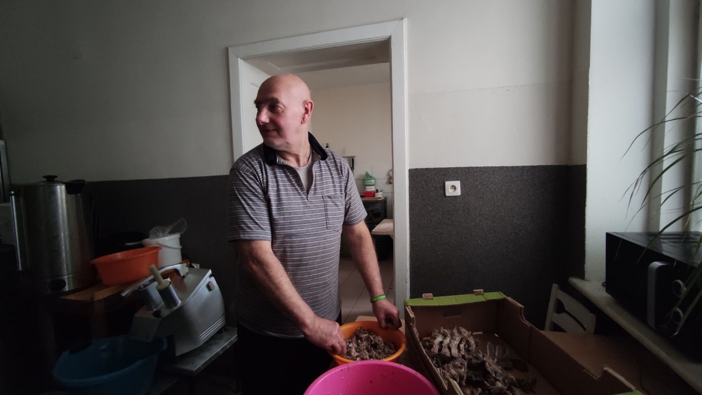 Ksiądz Bar buduje bar mleczny dla potrzebujących