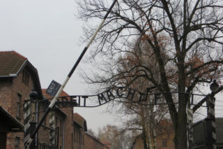 „Hajlowała” przed bramą Auschwitz-Birkenau. Prokurator zareagował błyskawicznie