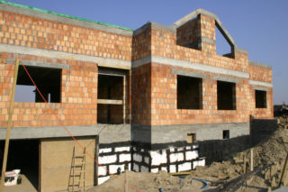 Dom z piwnicą czy bez – koszty budowy, zalety i praktyczne wskazówki