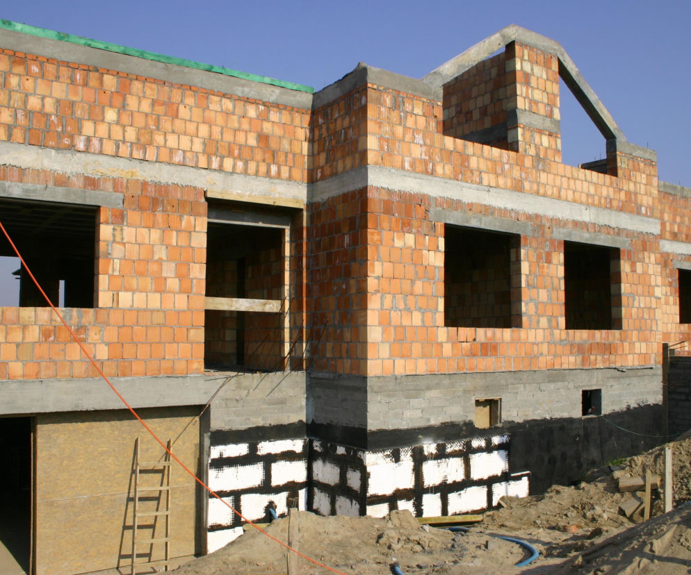 Dom z piwnicą czy bez – koszty budowy, zalety i praktyczne wskazówki