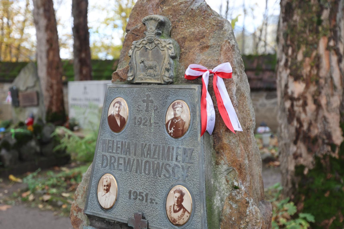 Drewniane rzeźbienia, góralskie korale, kolorowe ornamenty. Oto najpiękniejsze nagrobki na Podhalu