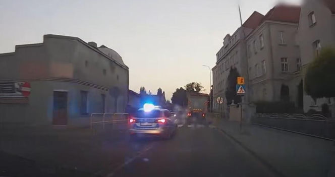 Szaleńczy pościg na A1! Kierowca ciężarówki taranował radiowóz i uciekł do lasu