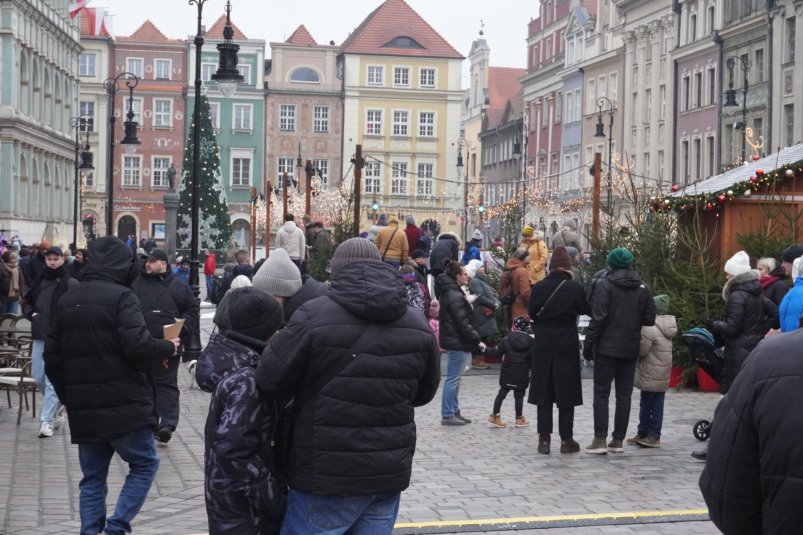 Tłumy ludzi na świątecznym spacerze na Starym Rynku w Poznaniu