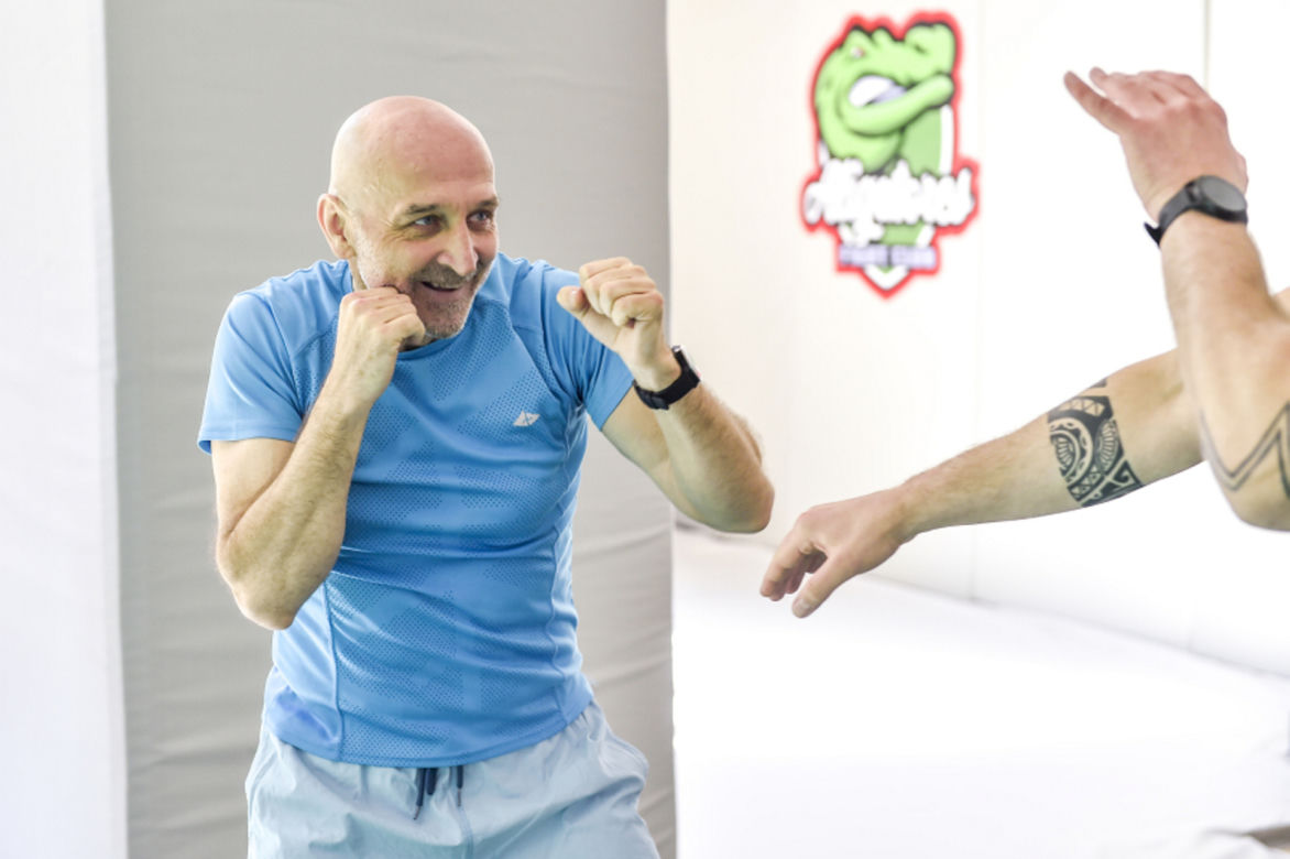 Wystrojony Marcinkiewicz na premierze filmu Vegi. Ale z niego przystojniak