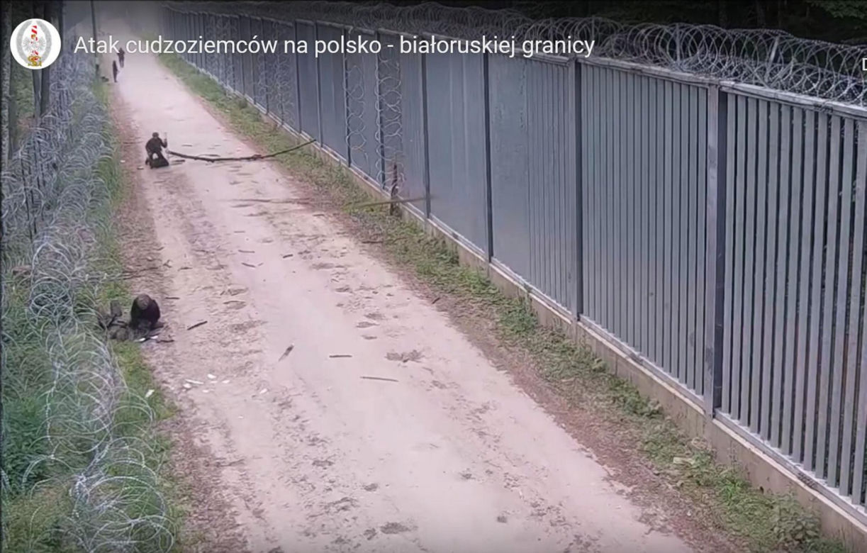 Polski żołnierzy ugodzony nożem. Brutalne starcia z migrantami na granicy polsko-białoruskiej [ZDJĘCIA].