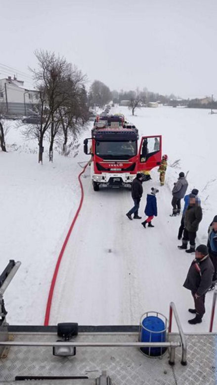 Radzyń Podlaski. 57-latek spalił swój dom. Chciał rozpalić w piecu benzyną