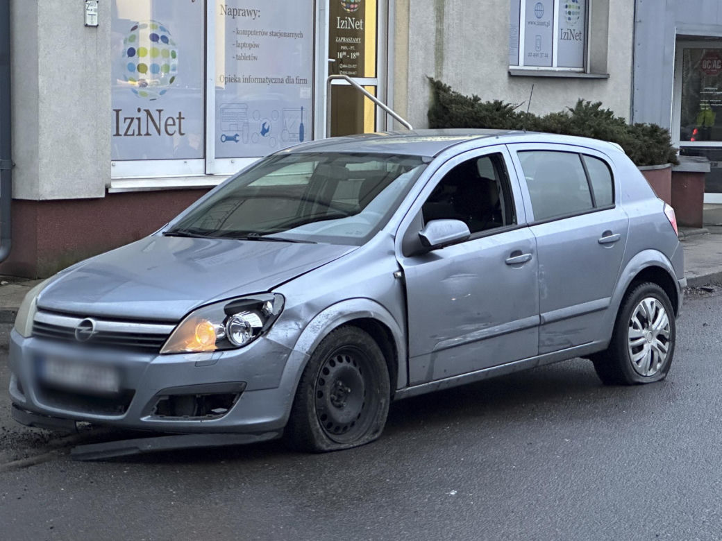 Pościg i strzelanina w Warszawie. Złodziej staranował dwa radiowozy i potrącił policjanta